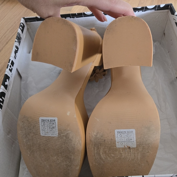 KOI A Secret Arrangement Platform Heel - Picture 5 of 5